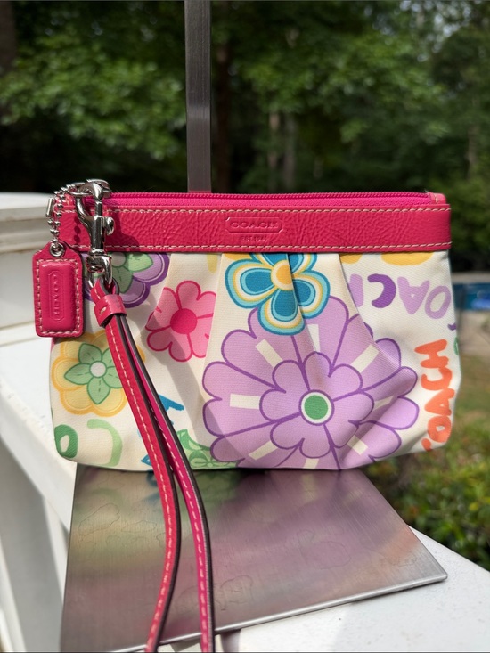 Coach Handbags - Coach Poppy Daisy Multicolor Floral Zip Wristlet. Y2K 2010 EUC